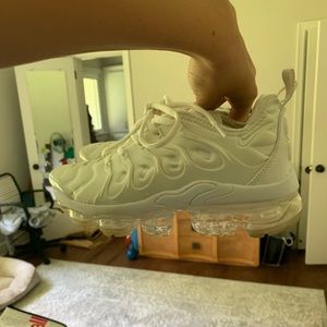 White Nike vapor max size 5.5!! Good condition